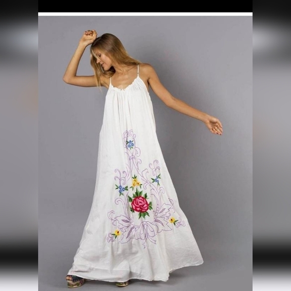 Elegant White Floral Maxi Dress - Picture 2 of 16